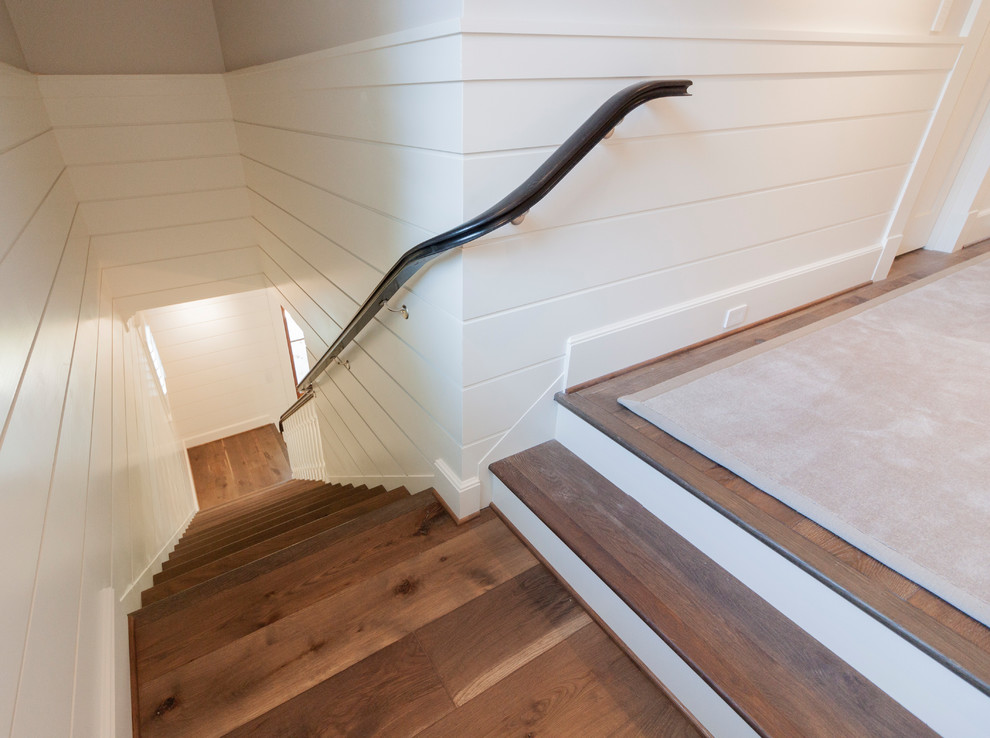 Свежая идея для дизайна: большая прямая деревянная лестница в стиле шебби-шик с деревянными ступенями и деревянными перилами - отличное фото интерьера