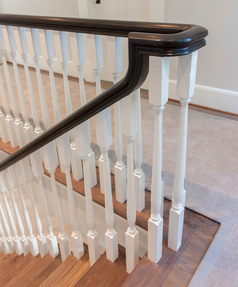 Foto de escalera recta romántica grande con escalones de madera, contrahuellas de madera y barandilla de madera