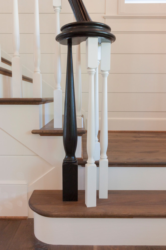 Foto de escalera recta romántica grande con escalones de madera, contrahuellas de madera y barandilla de madera