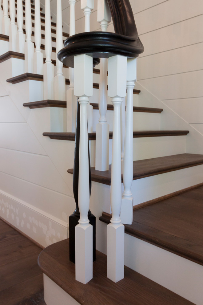 Inspiration pour un grand escalier droit style shabby chic avec des marches en bois, des contremarches en bois et un garde-corps en bois.