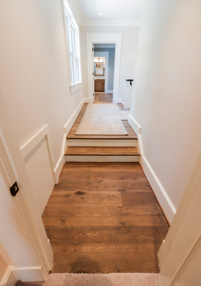 Ejemplo de escalera recta romántica grande con escalones de madera, contrahuellas de madera y barandilla de madera