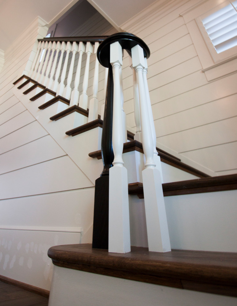 Idee per una grande scala a rampa dritta stile shabby con pedata in legno, alzata in legno e parapetto in legno