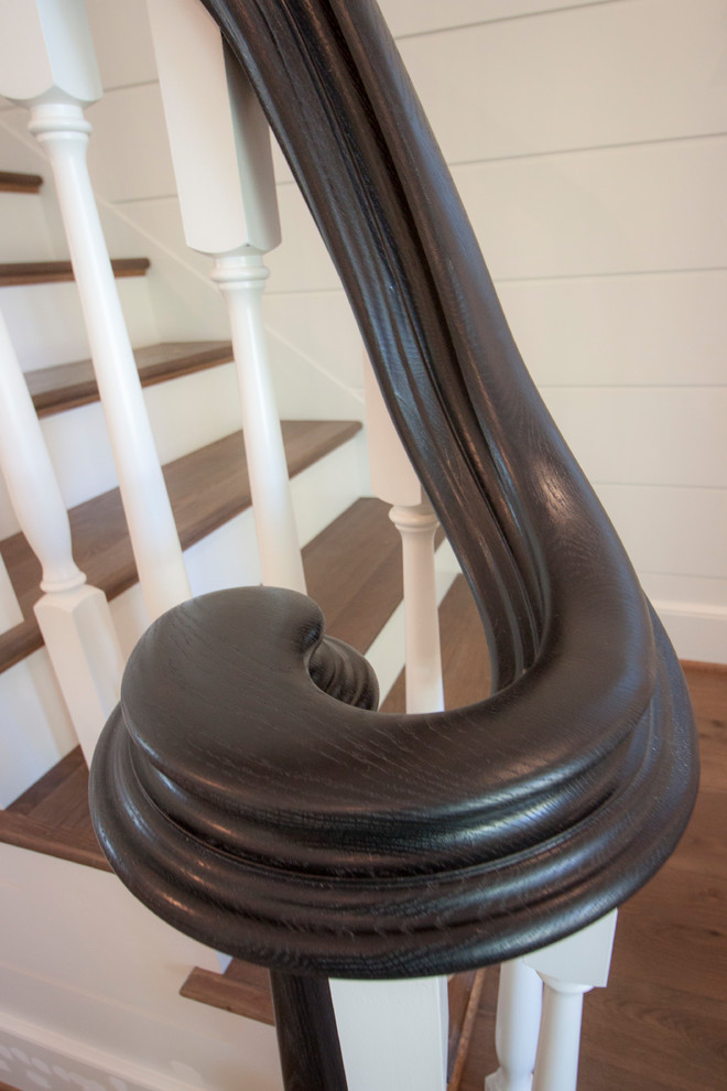Ispirazione per una grande scala a rampa dritta shabby-chic style con pedata in legno, alzata in legno e parapetto in legno