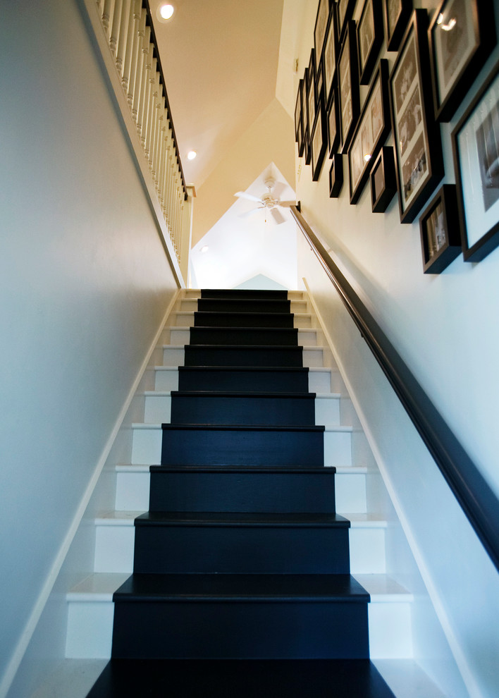 Imagen de escalera recta bohemia de tamaño medio con escalones de madera pintada y contrahuellas de madera pintada