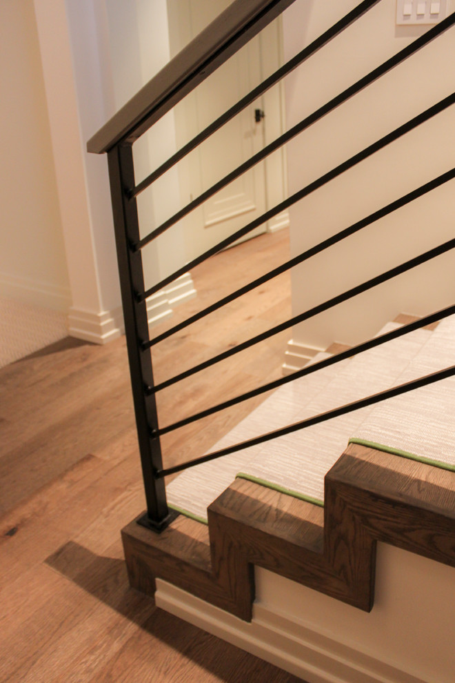 Свежая идея для дизайна: большая деревянная лестница на больцах в стиле фьюжн с деревянными ступенями и металлическими перилами - отличное фото интерьера