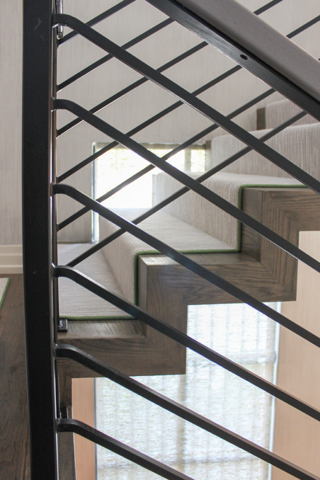 Стильный дизайн: большая деревянная лестница на больцах в стиле фьюжн с деревянными ступенями и металлическими перилами - последний тренд