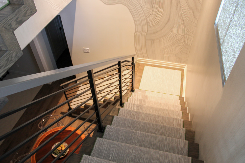 Bild på en stor eklektisk flytande trappa i trä, med sättsteg i trä och räcke i metall