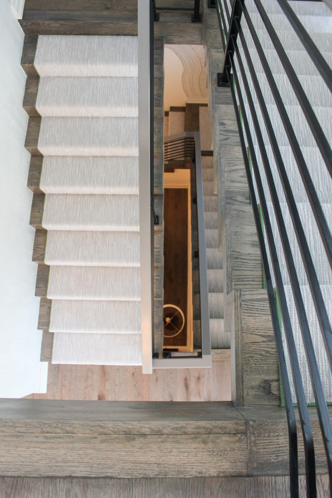 ワシントンD.C.にある高級な広いエクレクティックスタイルのおしゃれなスケルトン階段 (木の蹴込み板、金属の手すり) の写真