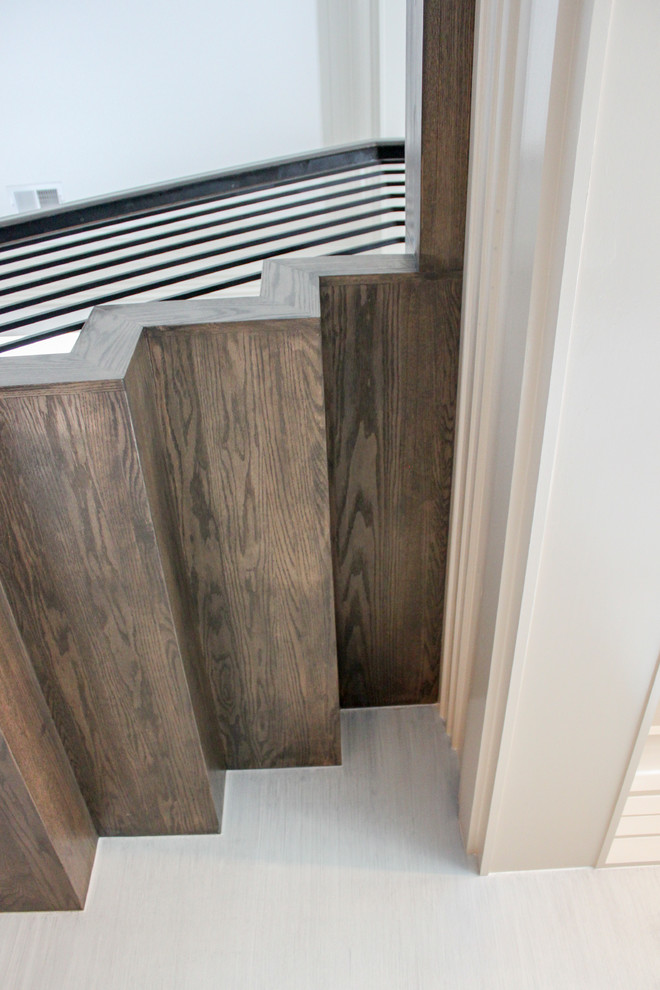 Diseño de escalera suspendida ecléctica grande con escalones de madera, contrahuellas de madera y barandilla de metal