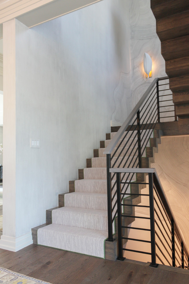 Imagen de escalera suspendida ecléctica grande con escalones de madera, contrahuellas de madera y barandilla de metal