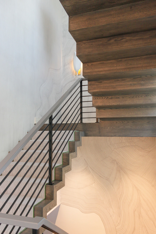 Foto de escalera suspendida ecléctica grande con escalones de madera, contrahuellas de madera y barandilla de metal