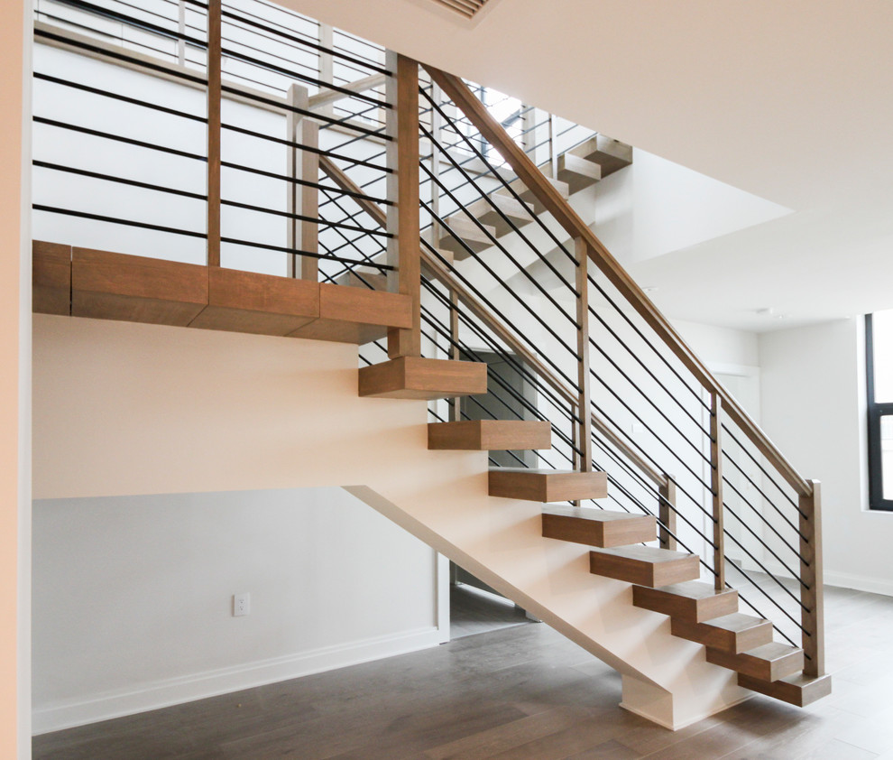 Diseño de escalera en U contemporánea grande con escalones de madera y barandilla de cable