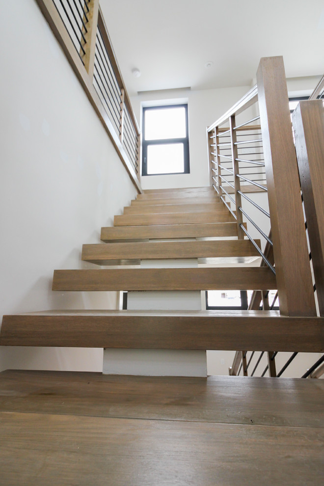 Modelo de escalera en U contemporánea grande con escalones de madera y barandilla de cable