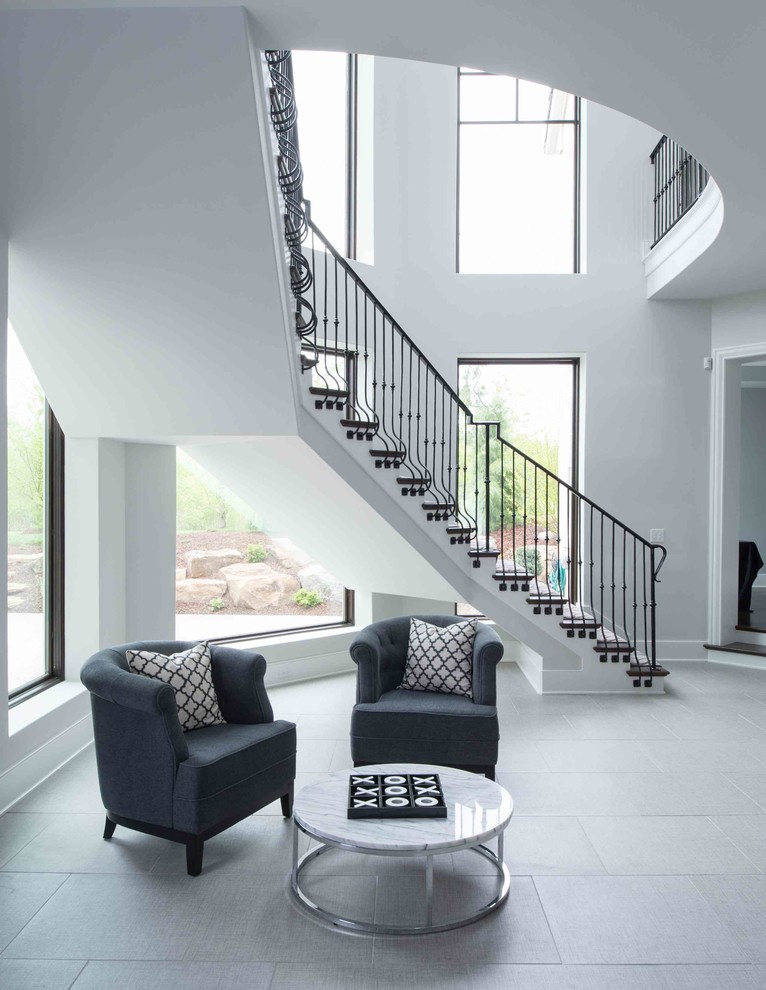 Идея дизайна: изогнутая лестница в стиле неоклассика (современная классика) с деревянными ступенями