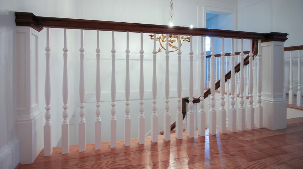 Стильный дизайн: п-образная деревянная лестница среднего размера в стиле кантри с деревянными ступенями и деревянными перилами - последний тренд