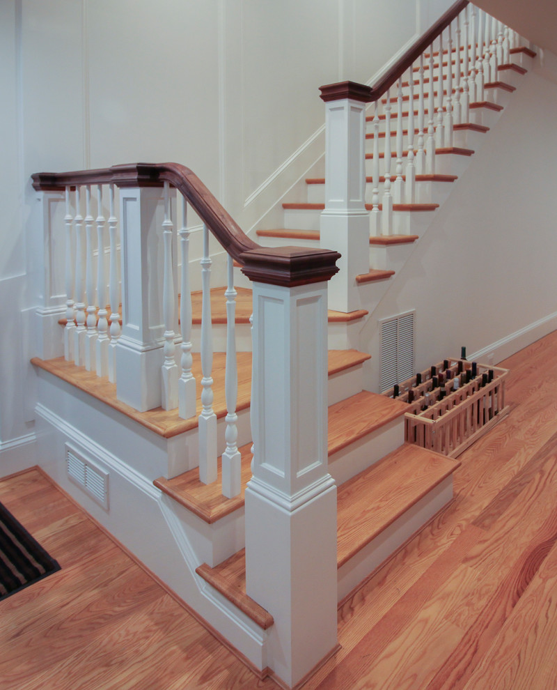 Modelo de escalera en U de estilo americano de tamaño medio con escalones de madera, contrahuellas de madera y barandilla de madera