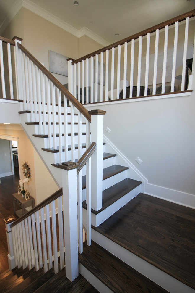 Modelo de escalera en U minimalista de tamaño medio con escalones de travertino, contrahuellas de madera y barandilla de madera