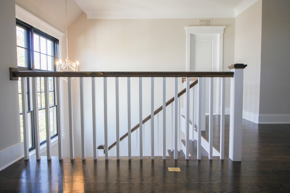 Свежая идея для дизайна: п-образная деревянная лестница среднего размера в стиле модернизм с ступенями из травертина и деревянными перилами - отличное фото интерьера