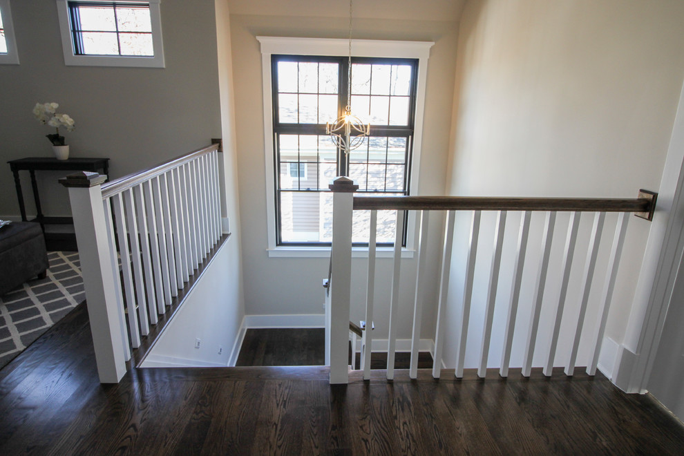 Стильный дизайн: п-образная деревянная лестница среднего размера в стиле модернизм с ступенями из травертина и деревянными перилами - последний тренд