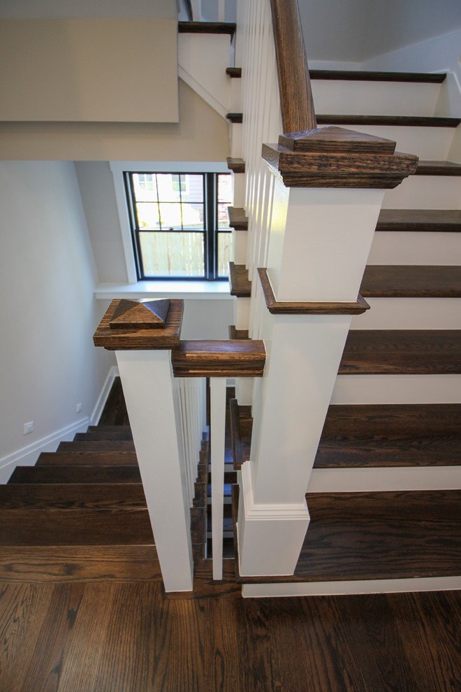 Modelo de escalera en U moderna de tamaño medio con escalones de travertino, contrahuellas de madera y barandilla de madera