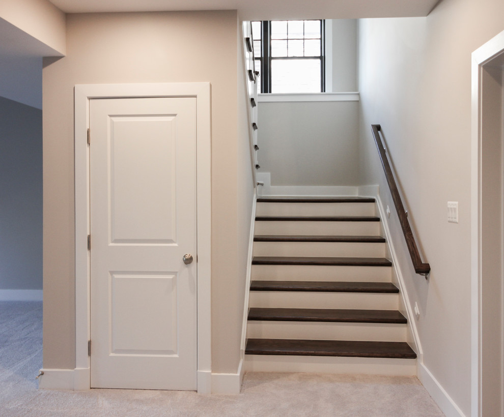 Idée de décoration pour un escalier minimaliste en U de taille moyenne avec des marches en travertin, des contremarches en bois et un garde-corps en bois.