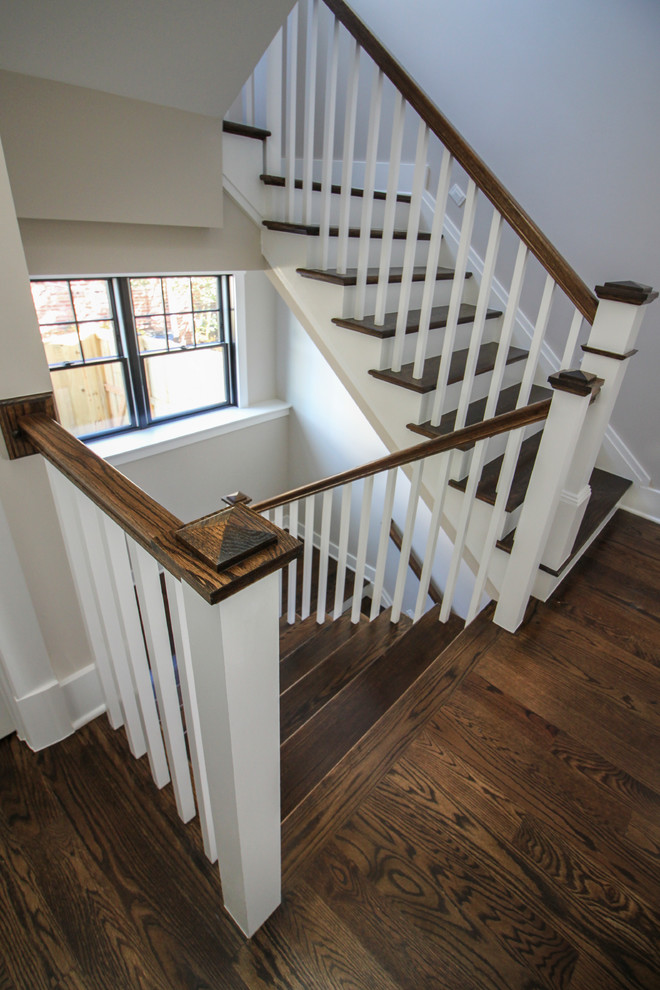 Свежая идея для дизайна: п-образная деревянная лестница среднего размера в стиле модернизм с ступенями из травертина и деревянными перилами - отличное фото интерьера