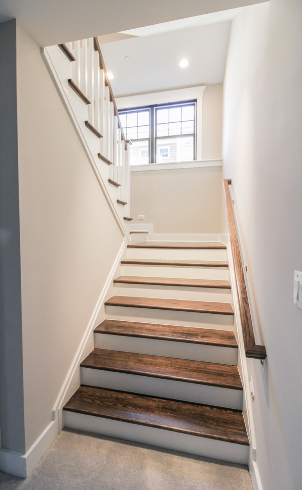 Пример оригинального дизайна: п-образная деревянная лестница среднего размера в стиле модернизм с ступенями из травертина и деревянными перилами