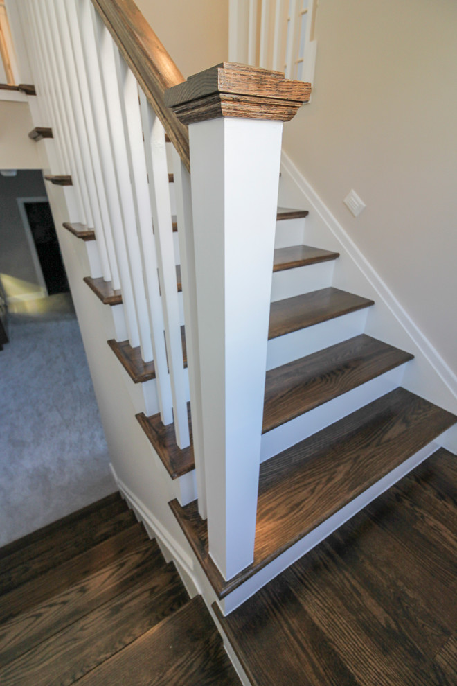 Idées déco pour un escalier moderne en U de taille moyenne avec des marches en travertin, des contremarches en bois et un garde-corps en bois.