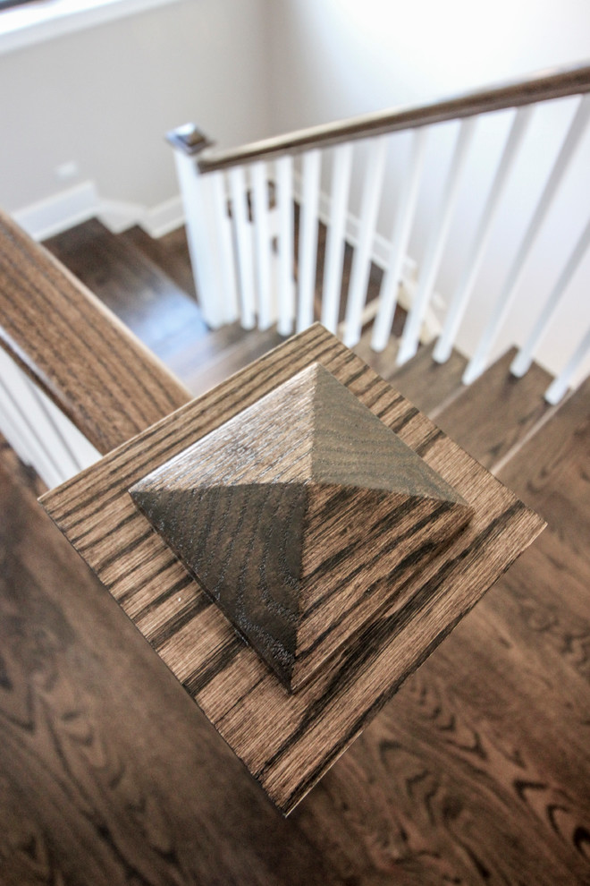 Foto de escalera en U minimalista de tamaño medio con escalones de travertino, contrahuellas de madera y barandilla de madera