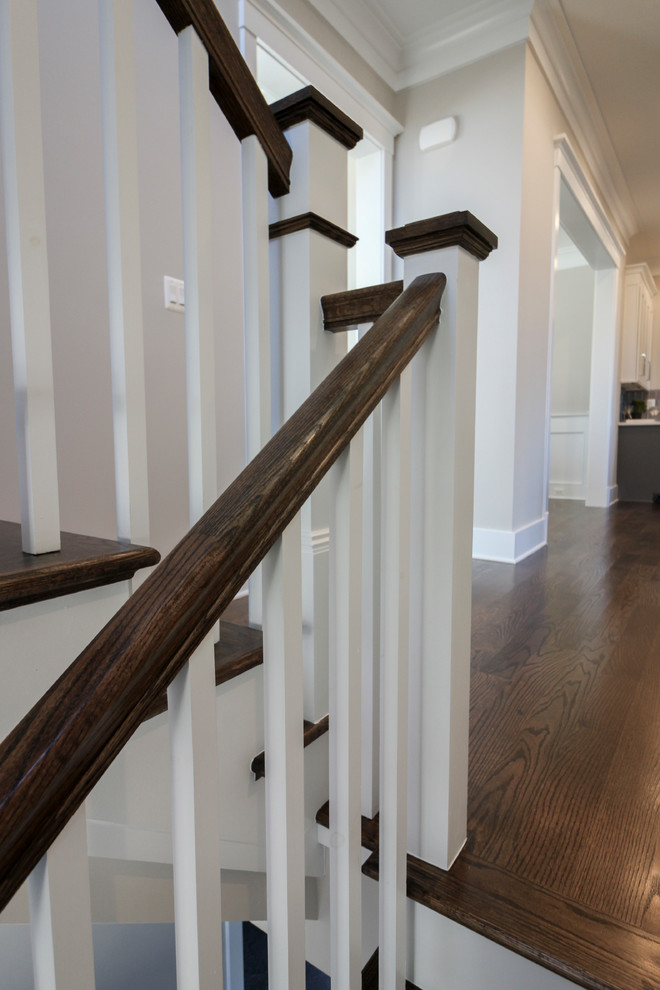 Пример оригинального дизайна: п-образная деревянная лестница среднего размера в стиле модернизм с ступенями из травертина и деревянными перилами
