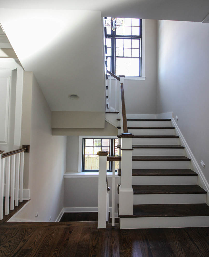 Источник вдохновения для домашнего уюта: п-образная деревянная лестница среднего размера в стиле модернизм с ступенями из травертина и деревянными перилами