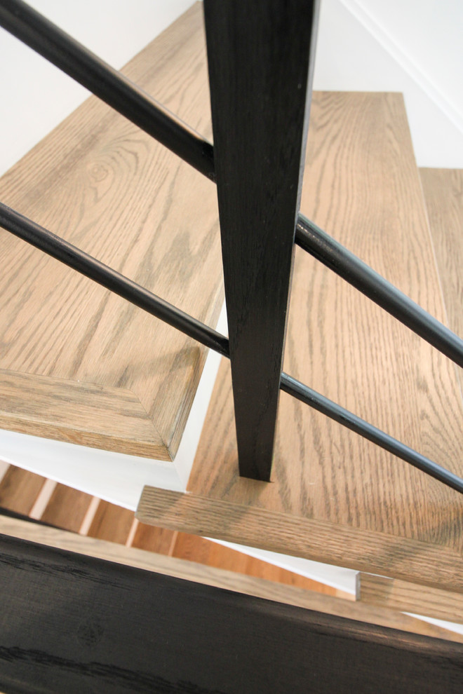 Idéer för att renovera en stor funkis rak trappa i trä, med sättsteg i trä och räcke i flera material