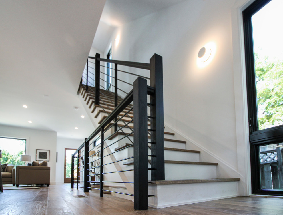 Modelo de escalera recta minimalista grande con escalones de madera, contrahuellas de madera y barandilla de varios materiales