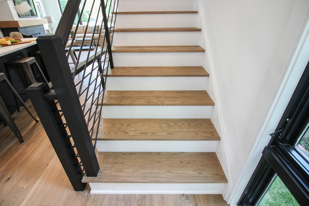 Стильный дизайн: большая прямая деревянная лестница в стиле модернизм с деревянными ступенями и перилами из смешанных материалов - последний тренд