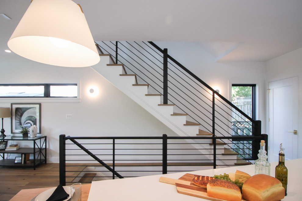 Идея дизайна: большая прямая деревянная лестница в стиле модернизм с деревянными ступенями и перилами из смешанных материалов