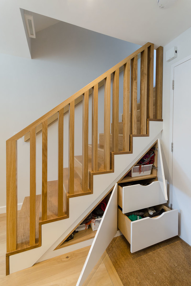Свежая идея для дизайна: лестница в стиле фьюжн с кладовкой или шкафом под ней - отличное фото интерьера