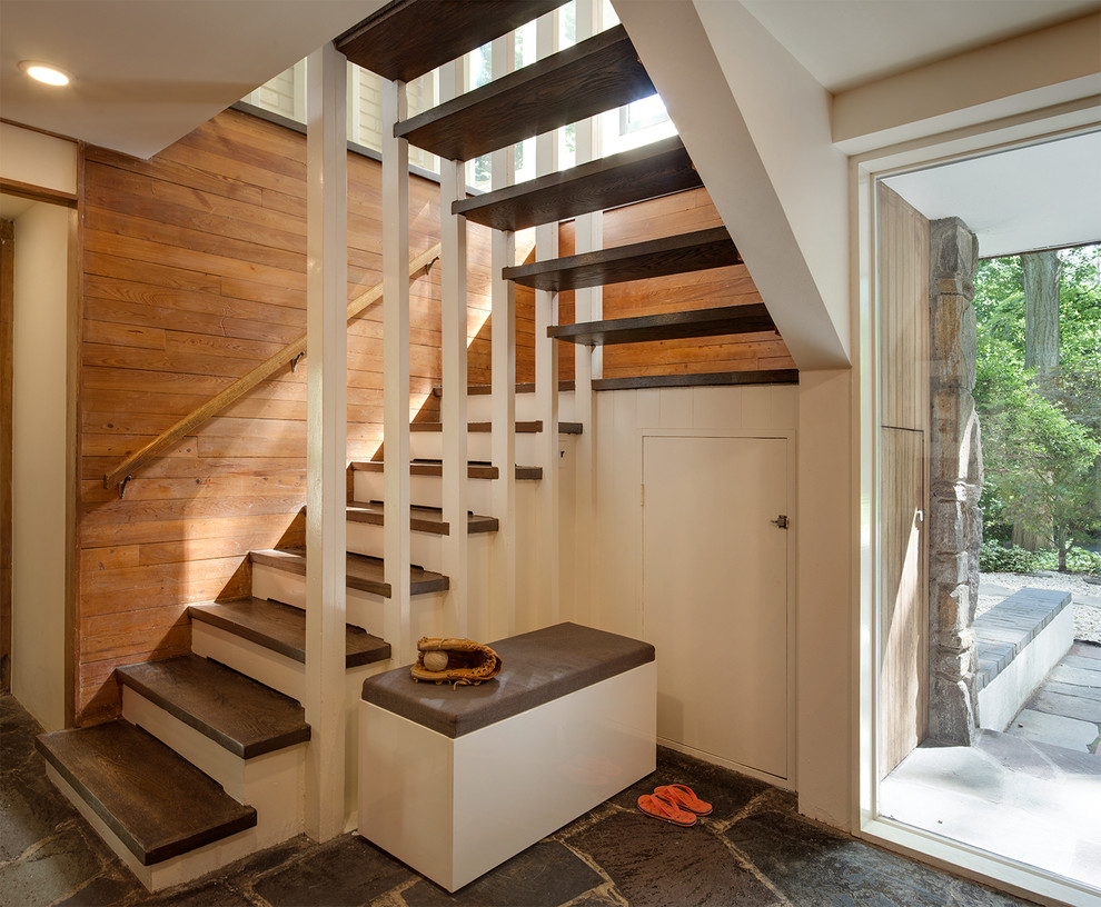 Источник вдохновения для домашнего уюта: большая п-образная лестница в стиле ретро с деревянными ступенями и крашенными деревянными подступенками