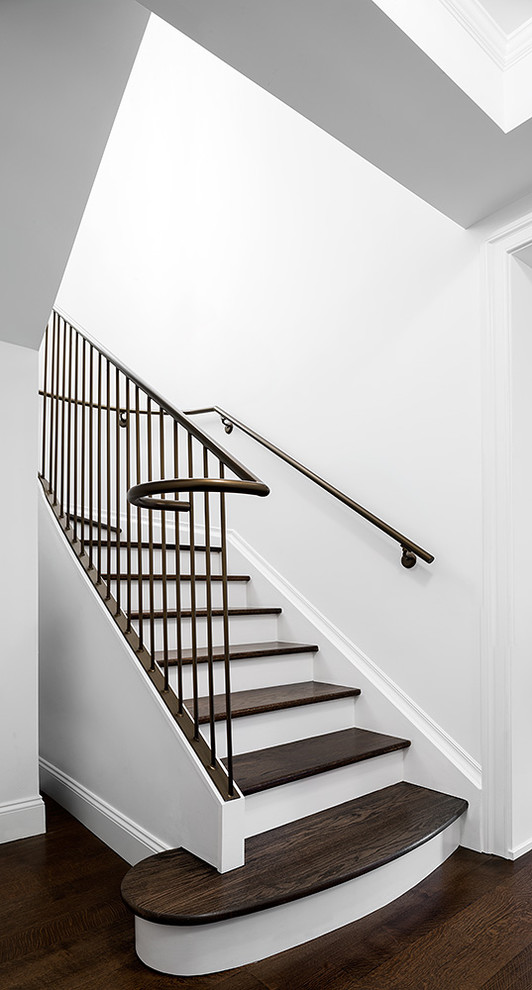 Пример оригинального дизайна: изогнутая лестница в стиле неоклассика (современная классика)