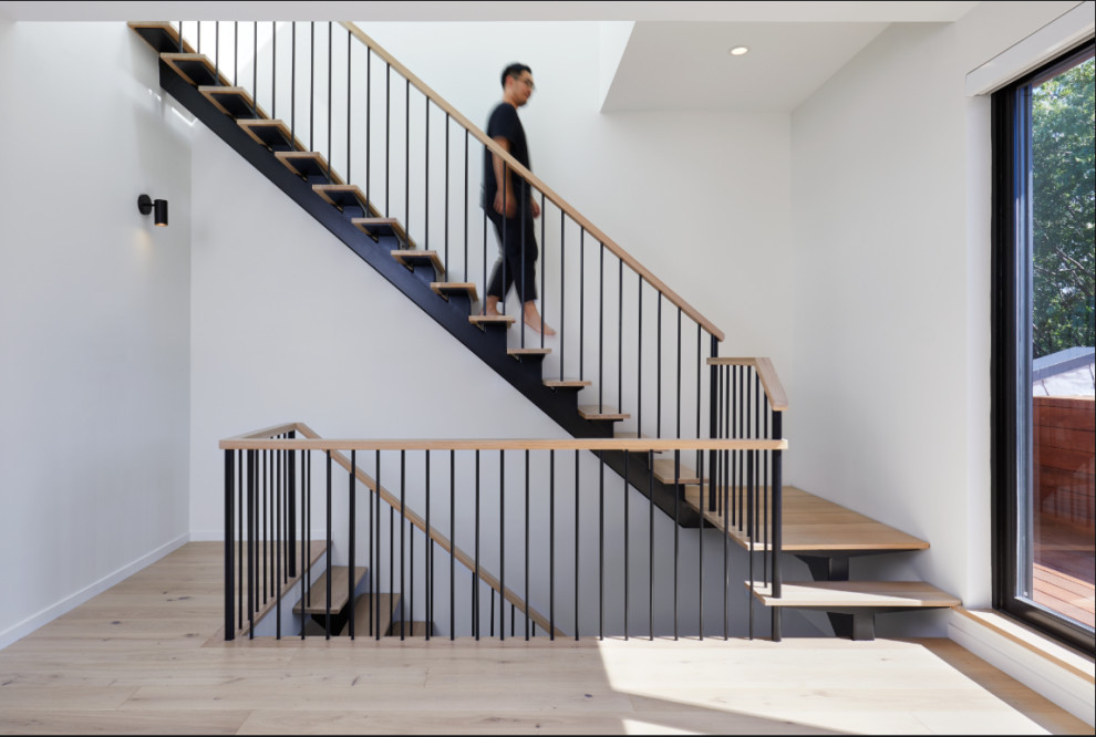 Modelo de escalera suspendida actual grande sin contrahuella con escalones de madera y barandilla de madera