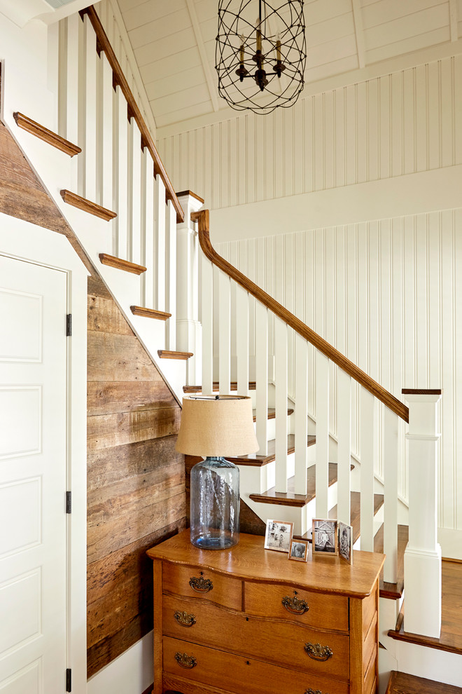Idée de décoration pour un escalier champêtre en L de taille moyenne avec des marches en bois, des contremarches en bois et éclairage.