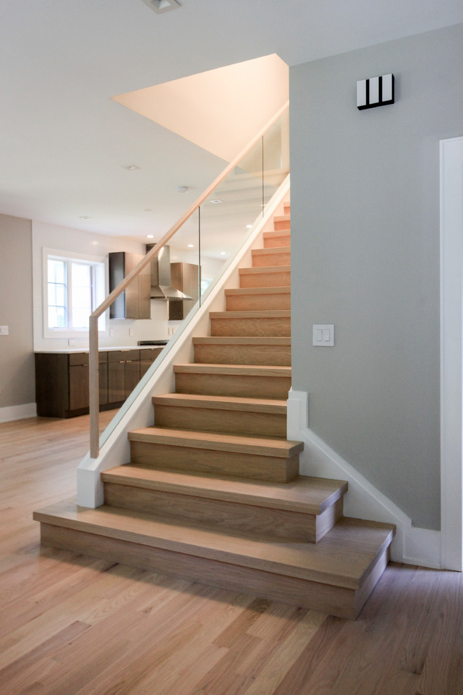 Idées déco pour un petit escalier droit contemporain avec des marches en bois, des contremarches en bois et un garde-corps en verre.