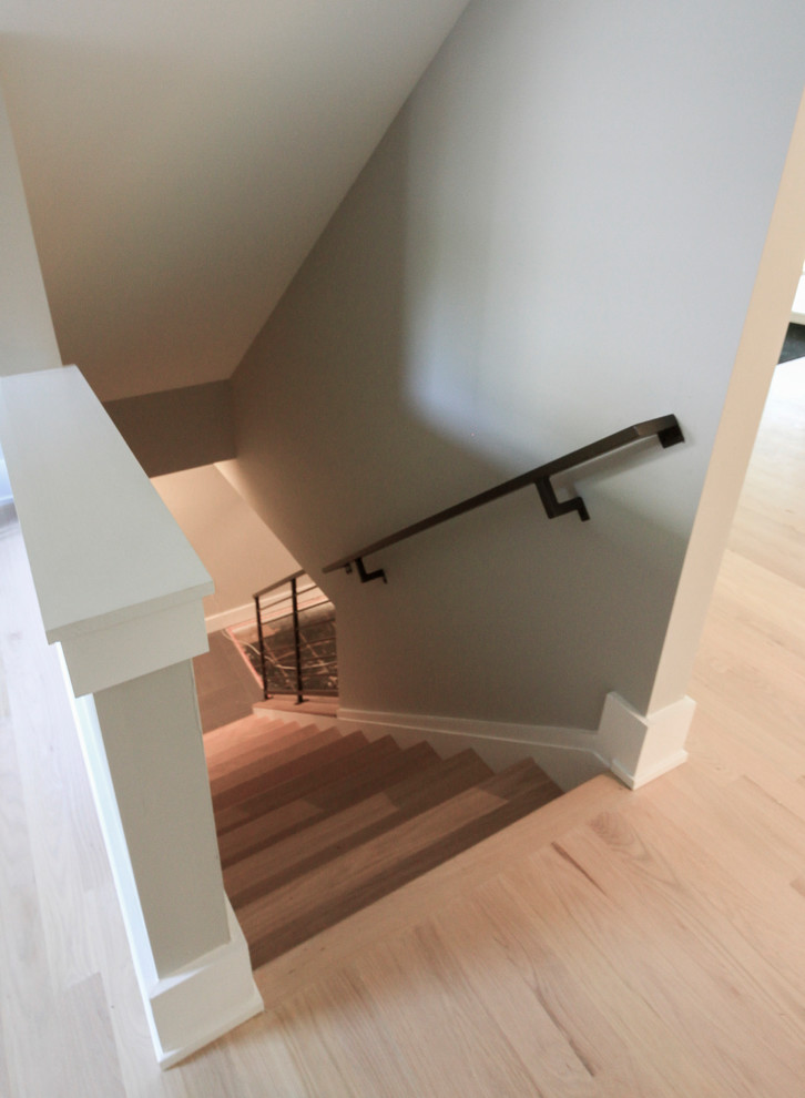 Foto de escalera recta actual pequeña con escalones de madera, contrahuellas de madera y barandilla de vidrio