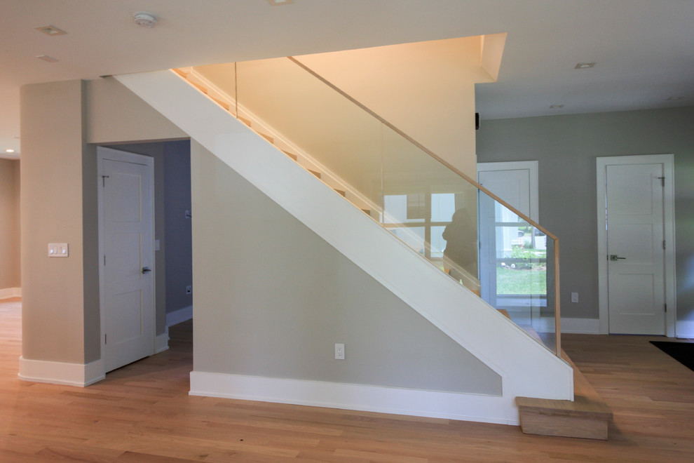 ワシントンD.C.にあるお手頃価格の小さなコンテンポラリースタイルのおしゃれな直階段 (木の蹴込み板、ガラスフェンス) の写真