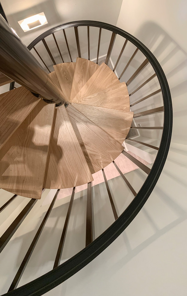 Свежая идея для дизайна: маленькая винтовая лестница в современном стиле с деревянными ступенями и металлическими перилами для на участке и в саду - отличное фото интерьера