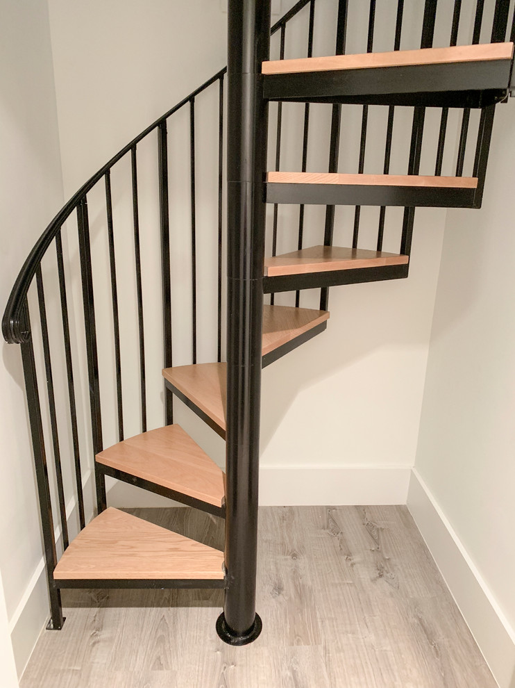 Imagen de escalera de caracol contemporánea pequeña con escalones de madera y barandilla de metal