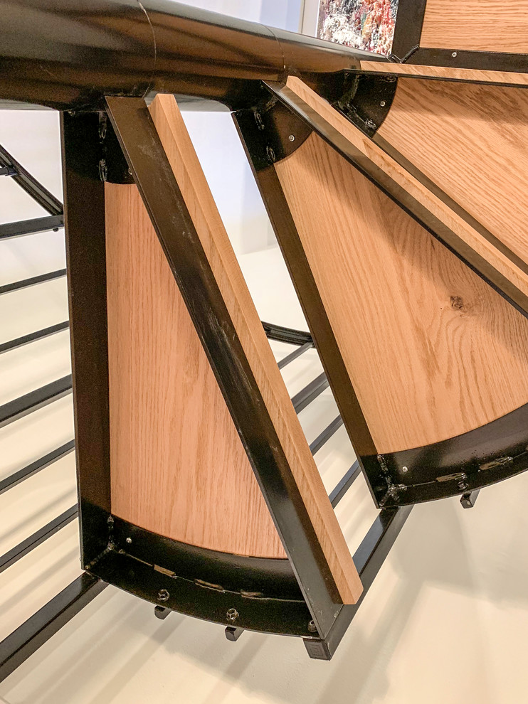 Diseño de escalera de caracol contemporánea pequeña con escalones de madera y barandilla de metal