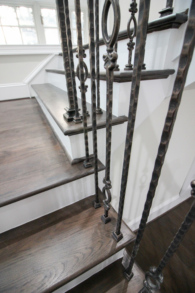 Источник вдохновения для домашнего уюта: большая деревянная лестница на больцах в стиле неоклассика (современная классика) с деревянными ступенями и стеклянными перилами