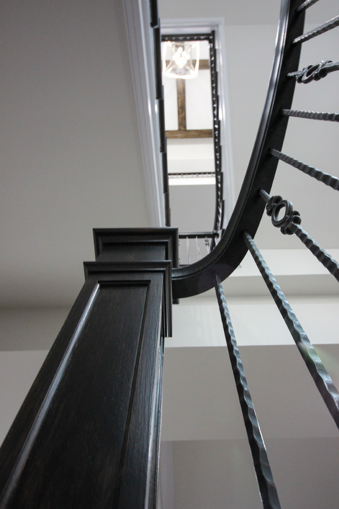 Imagen de escalera suspendida tradicional renovada grande con escalones de madera, contrahuellas de madera y barandilla de vidrio