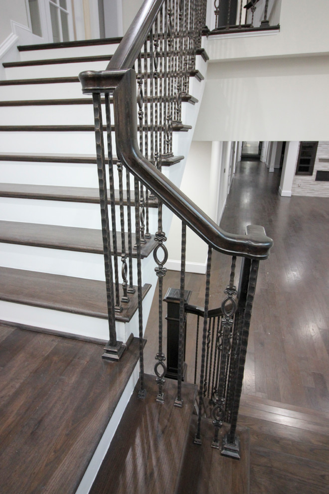 Idées déco pour un grand escalier flottant classique avec des marches en bois, des contremarches en bois et un garde-corps en verre.