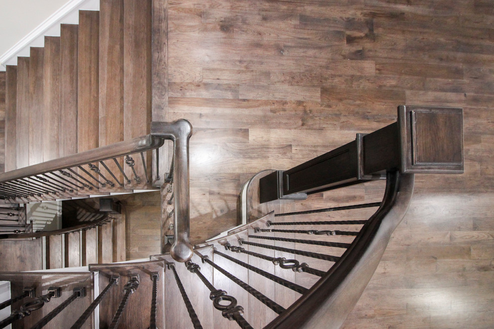 Idée de décoration pour un grand escalier flottant tradition avec des marches en bois, des contremarches en bois et un garde-corps en verre.
